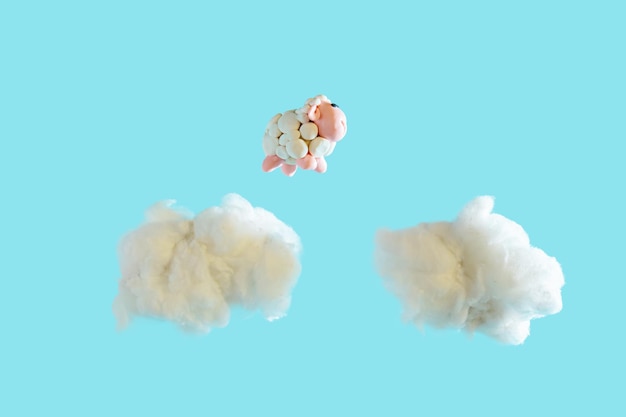 Des moutons de plastique qui sautent sur les nuages.