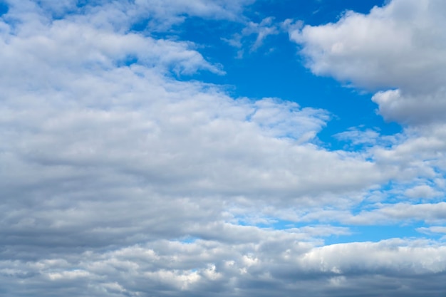 Mouvement cyclonique. le ciel avant la pluie. Ciel nuageux couvert.Ciel nuageux avant un cyclone ou une tornade