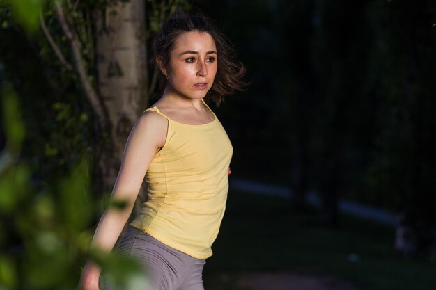 Mouvement de danseur de ballerine de ballet dans la vie saine de femme hispanique heureuse de rythme joyeux dehors