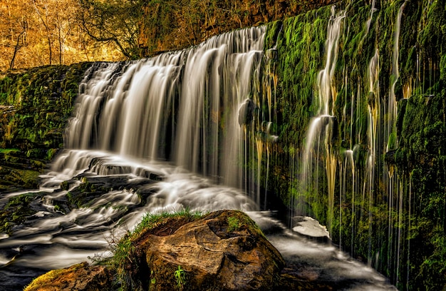 Mouvement flou de la chute d'eau