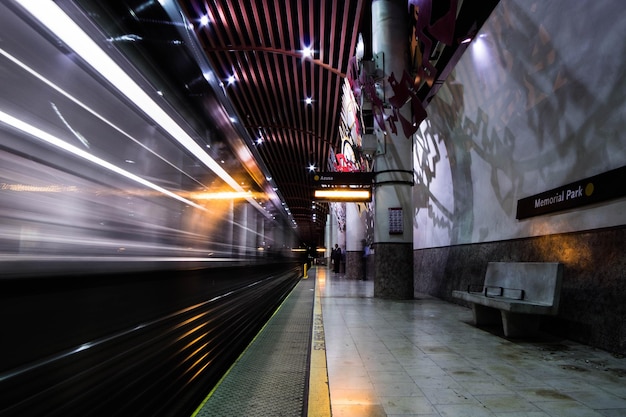 Photo mouvement flou du métro la nuit.