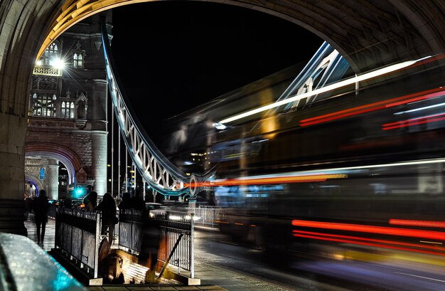 Mouvement flou du pont la nuit