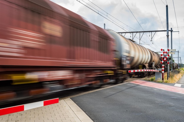 Mouvement flou du train contre le ciel