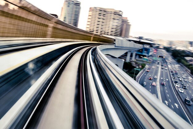 Photo mouvement flou du train dans la ville