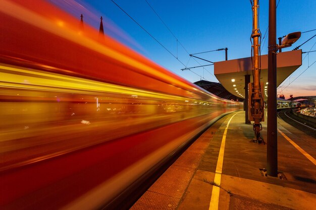 Photo mouvement flou du train à la gare contre le ciel