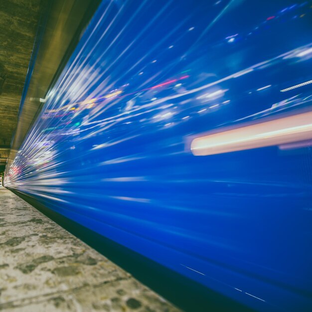 Photo mouvement flou du train la nuit