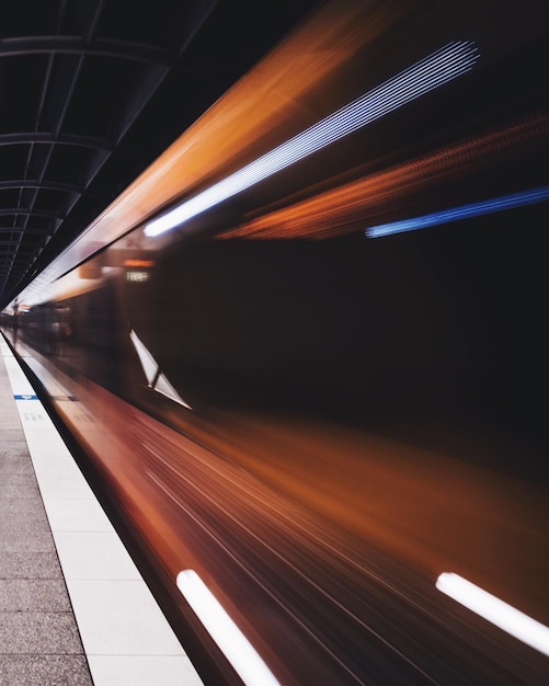 Mouvement flou du train à la station de métro