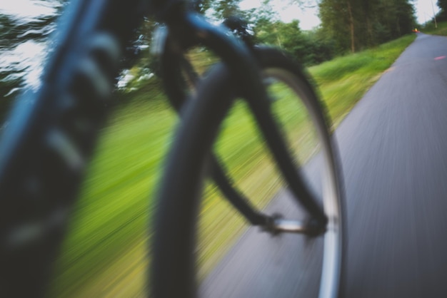 Photo mouvement flou du vélo sur la route