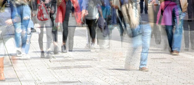 Photo mouvement flou des gens qui marchent dans la rue