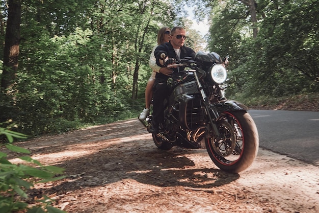 Mouvement flou jeune couple sur une moto sans casque sur la route à grande vitesse conduite dangereuse