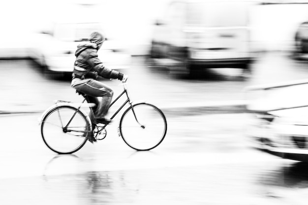 Photo mouvement flou d'une personne à vélo sur la route