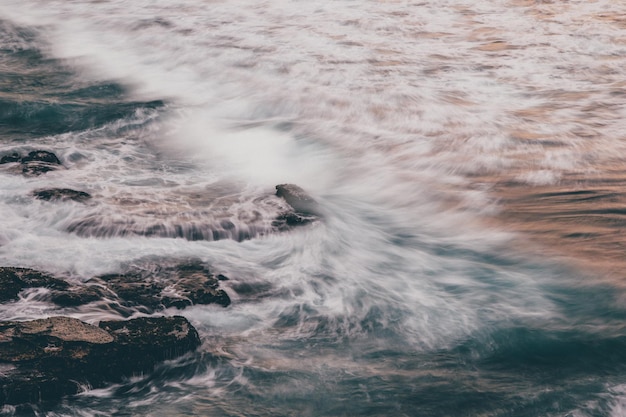 Le mouvement flou des vagues en mer
