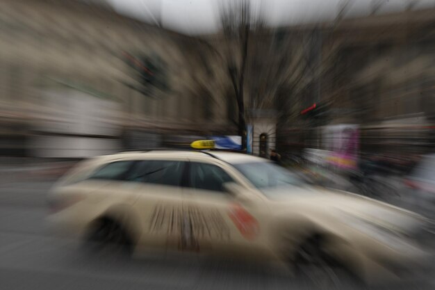 Mouvement flou de la voiture dans la rue en ville