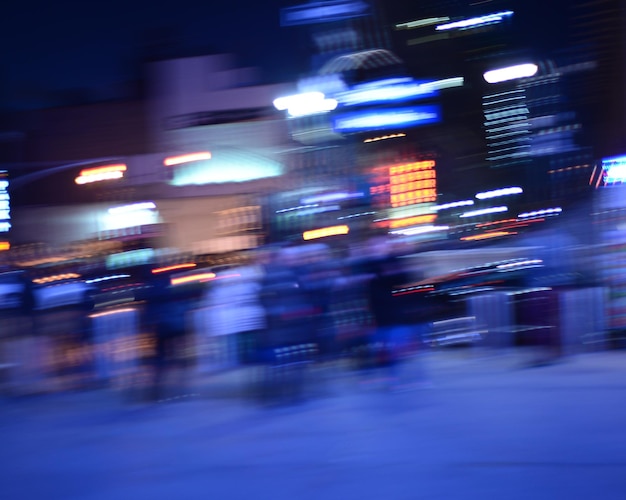 Mouvement flou des voitures sur la route la nuit