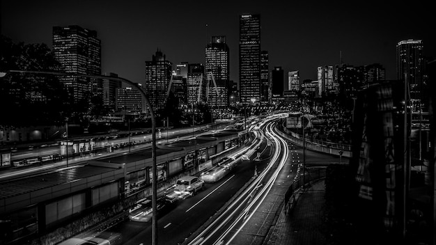 Photo mouvement flou des voitures sur la route la nuit