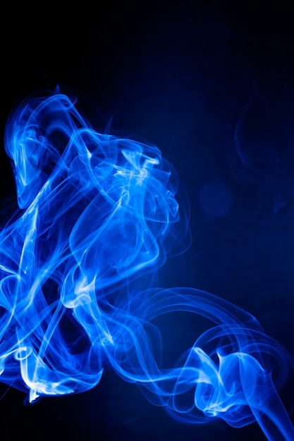 Photo mouvement de fumée bleue sur fond noir.