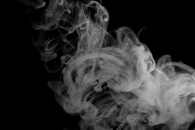Mouvement de fumée sur fond noir avec espace de copie pour écrire le texte