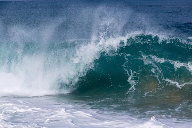 Mouvement gelé d'une grande vague sur la plage