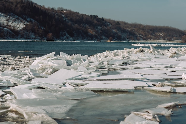 Mouvement des glaces sur la rivière sous l'influence du courant ou du vent