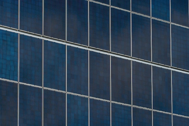 Mouvement des nuages dans le contexte d'un bâtiment moderne et économe en énergie Bâtiment résidentiel à plusieurs étages avec panneaux solaires sur le mur Énergie renouvelable dans la ville