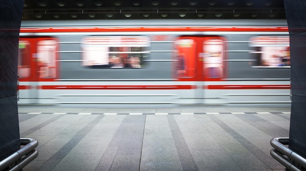 Mouvement de la station de métro image aux tons de couleur floue