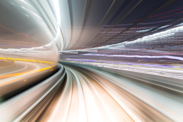 Mouvement de vitesse sur la route de nuit