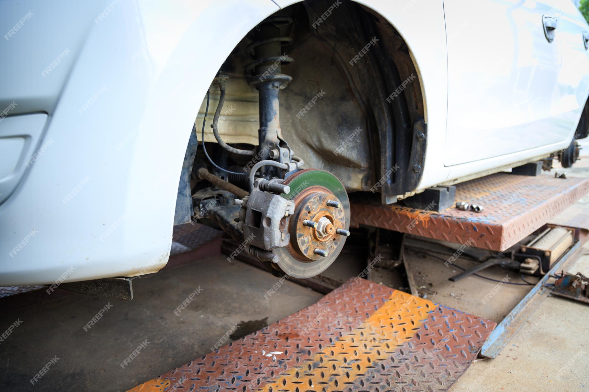 Fermez-vous Vers Le Haut De La Voiture De Moyeu De Roue Avec Le Système De  Frein à Disque Sur La Suspension D'entretien De Voitur Photo stock - Image  du dommages, métier: 104096468