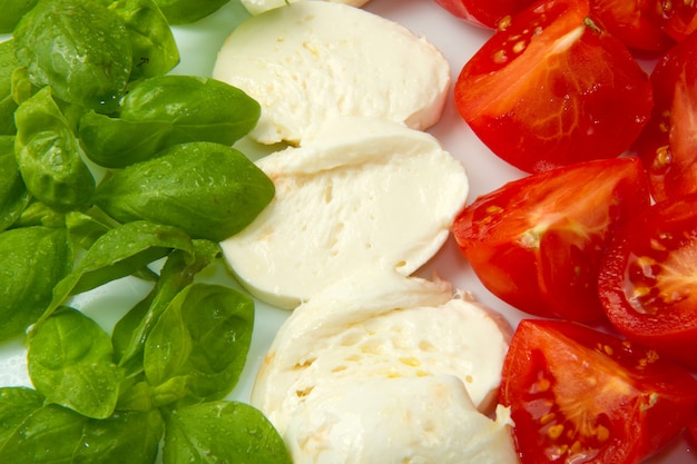 Mozzarella Aux Tomates Et Basilic