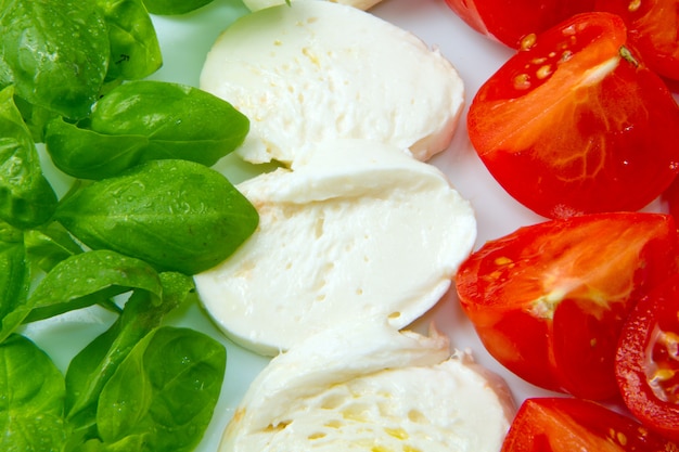 Mozzarella aux tomates et basilic