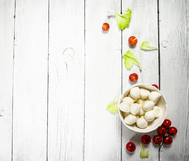 Mozzarella aux tomates et herbes