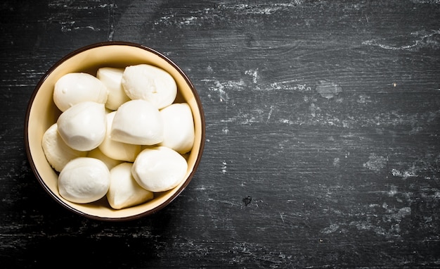 Mozzarella fraîche dans un bol.