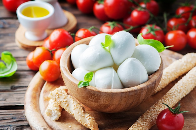 Mozzarella italienne à la tomate et au basilic