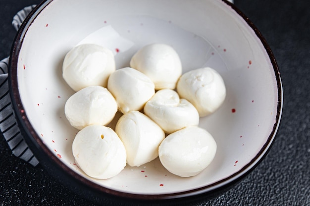 Mozzarella mini sphère repas sain collation alimentaire sur la table copie espace nourriture fond rustique