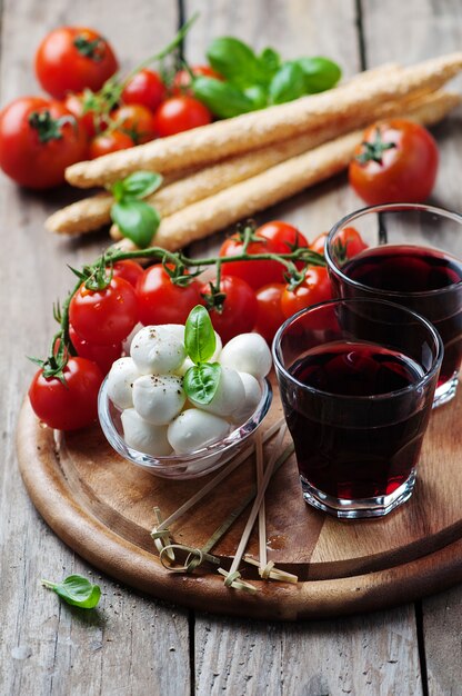 Mozzarella, tomate et basilic sur la table en bois