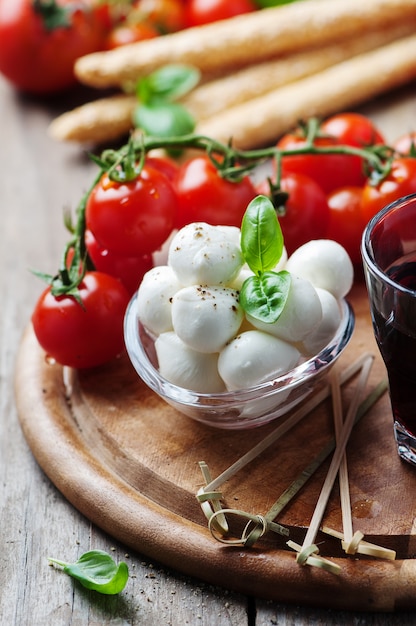 Mozzarella, tomate et basilic sur la table en bois