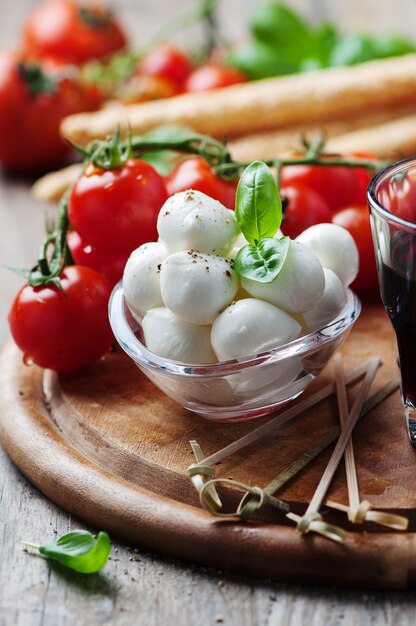 Mozzarella, tomate et basilic sur la table en bois