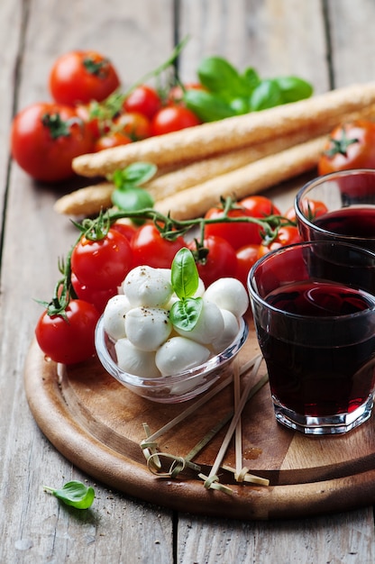 Mozzarella, tomate et basilic sur la table en bois