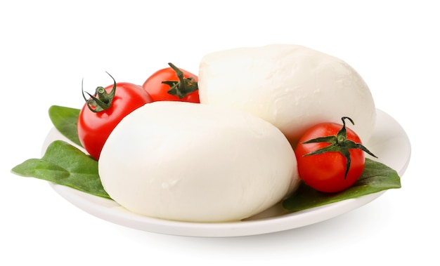 Mozzarella, tomates cerises et épinards en gros plan sur fond blanc. Isolé