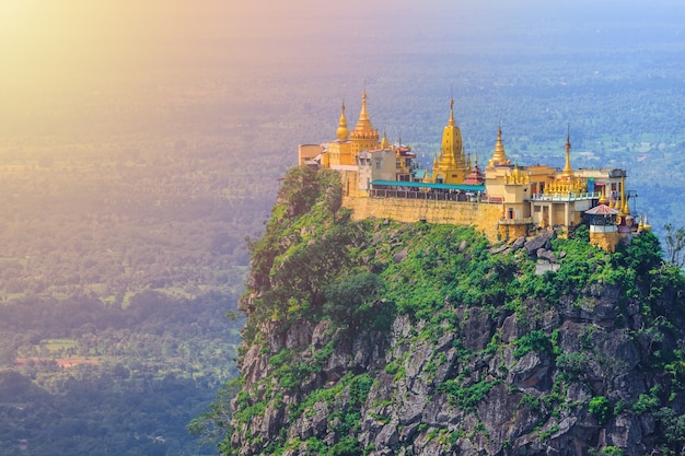 Mt. Popa ou Mont Popa cet endroit est l&#39;ancien volcan à Bagan, Mandalay, Myanmar.