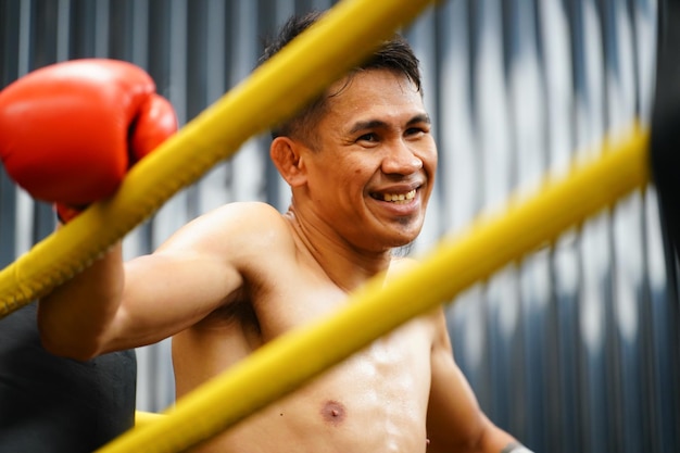 Muay Thai L'art martial thaïlandais Boxer pratiquant la boxe et la gym et luttant contre son rival