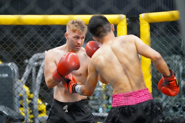Muay Thai L'art martial thaïlandais Boxer pratiquant la boxe et la gym et luttant contre son rival