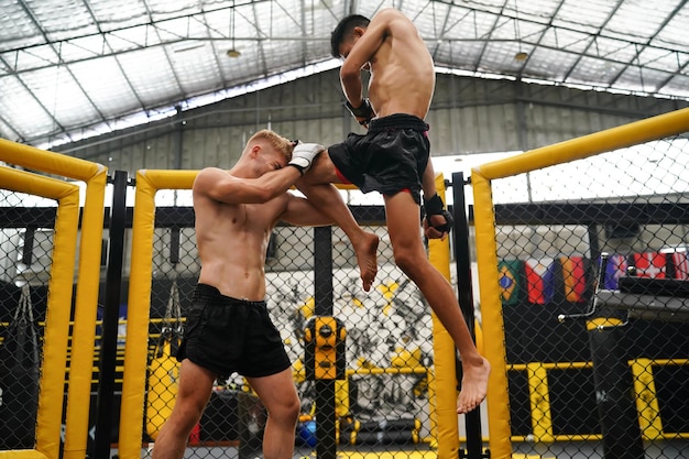 Muay Thai L'art martial thaïlandais Boxer pratiquant la boxe et la gym et luttant contre son rival