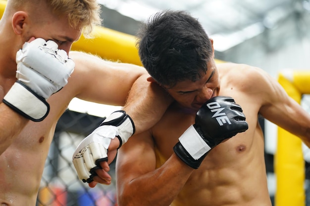 Photo muay thai l'art martial thaïlandais boxer pratiquant la boxe et la gym et luttant contre son rival