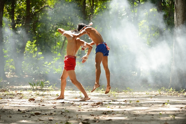 Muay thai combat art de boxe et corde de combat liée à la main