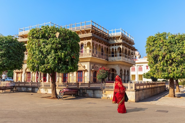 Mubarak Mahal City Palace et une femme indienne, Jaipur, Inde.