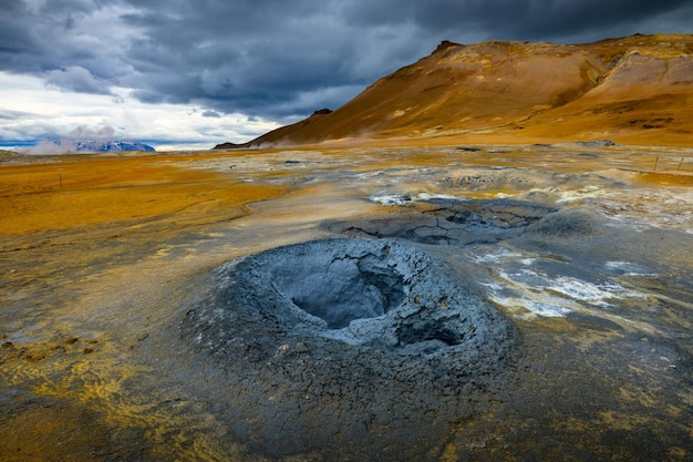 Mudpots dans la zone géothermique de Hverir en Islande