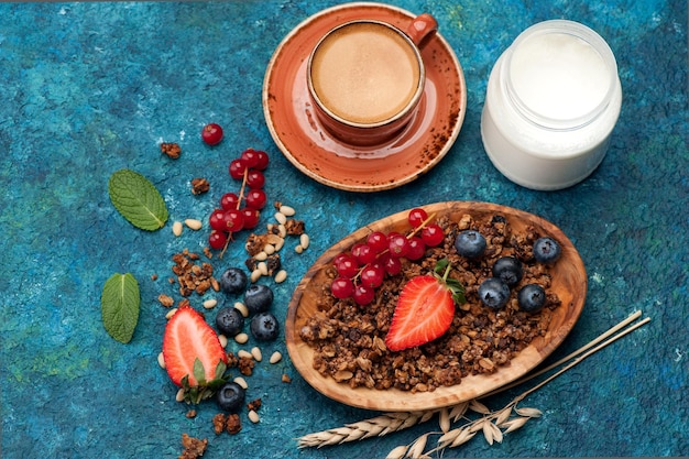 Muesli au chocolat et yaourt au caramel et baies