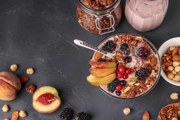 Muesli au miel croustillant granola avec yaourt naturel baies fraîches et fruits chocolat et noix