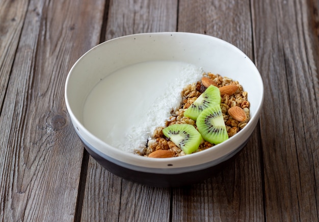 Muesli au yaourt blanc, kiwi et flocons de noix de coco