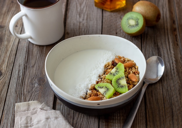 Muesli au yaourt blanc, kiwi et flocons de noix de coco